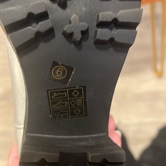 Mod Cloth Silver Heeled Ankle Boots - Picture 10 of 11